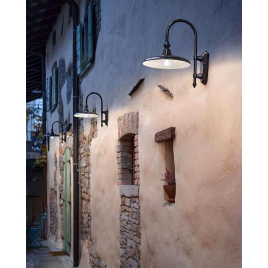 paraszthaz olasz bontott tegla vilagitas lampa kerti feny olasz ferroluce lameridiana lakberendezes regi nyaralo mediterran felujitas country fekete feher vas kovacsoltvas.JPG